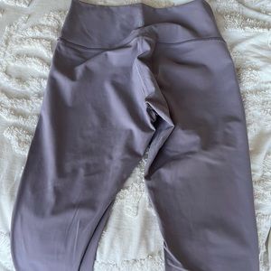 Lululemon Wunder Under in Size 8 - light purple colour